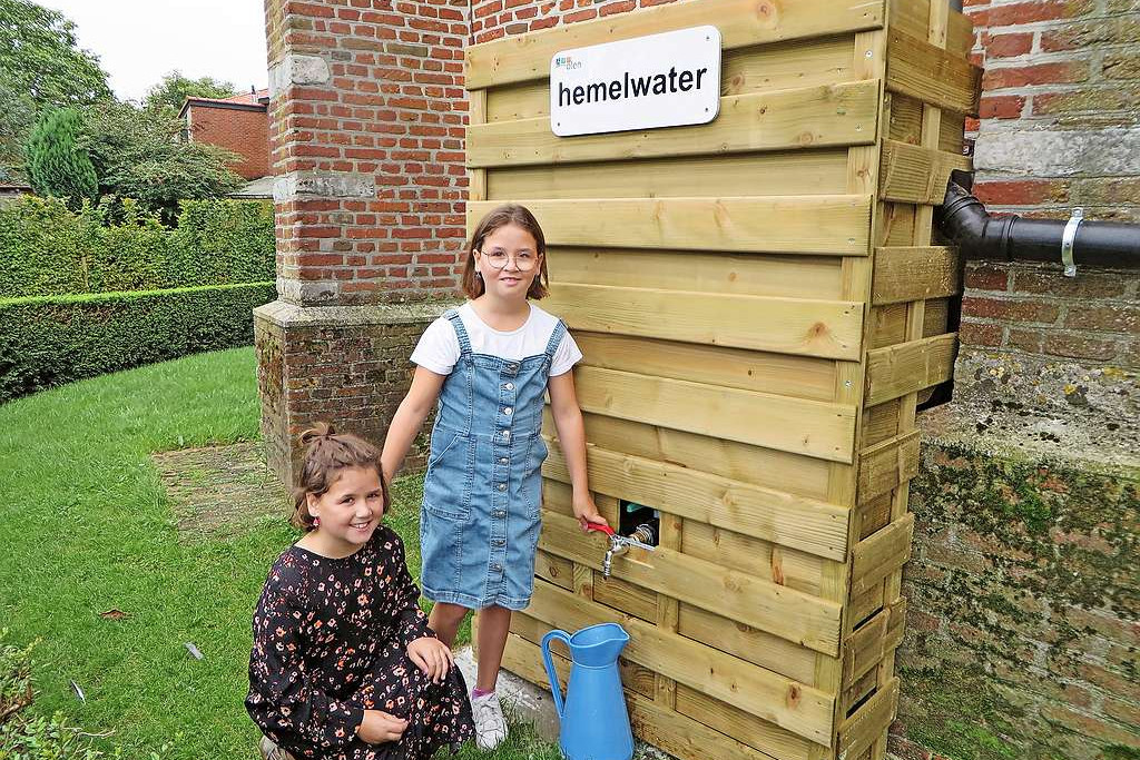 Berdien en Leonore Beirinckx maken gebruik van het Olense hemelwater. © Cis Marinus