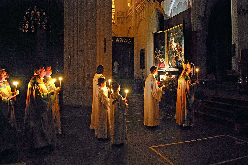 Licht speelt een belangrijke rol in de liturgie van Lichtmis. © Karin Aernout