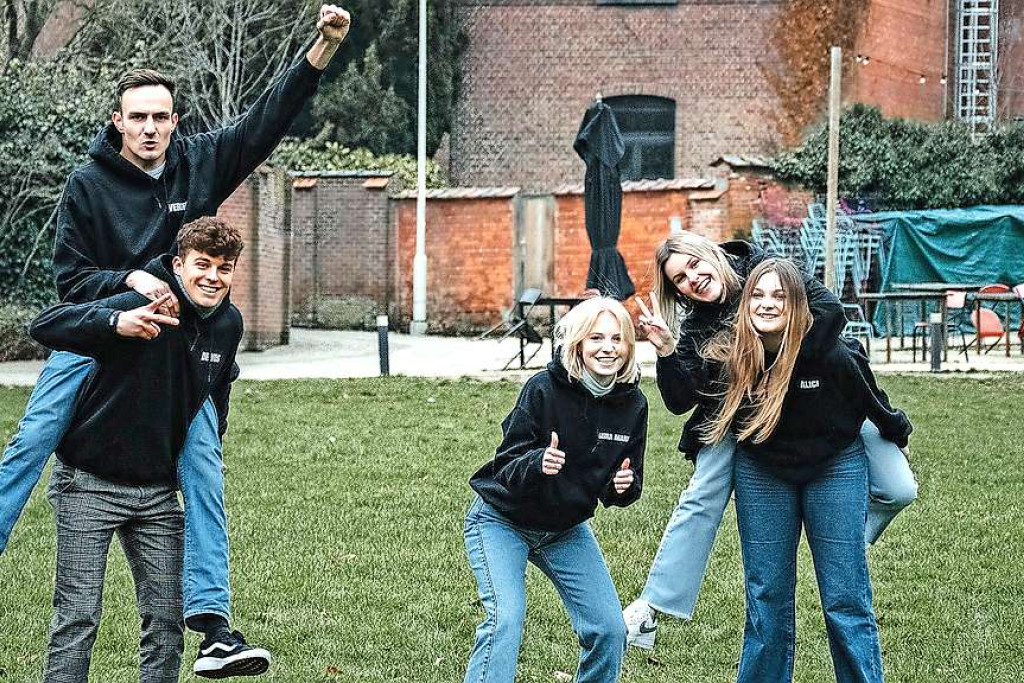 Laura Marie Cooreman (midden) hoopt dat het niet blijft bij één editie van Grenzeloos. © Grenzeloos