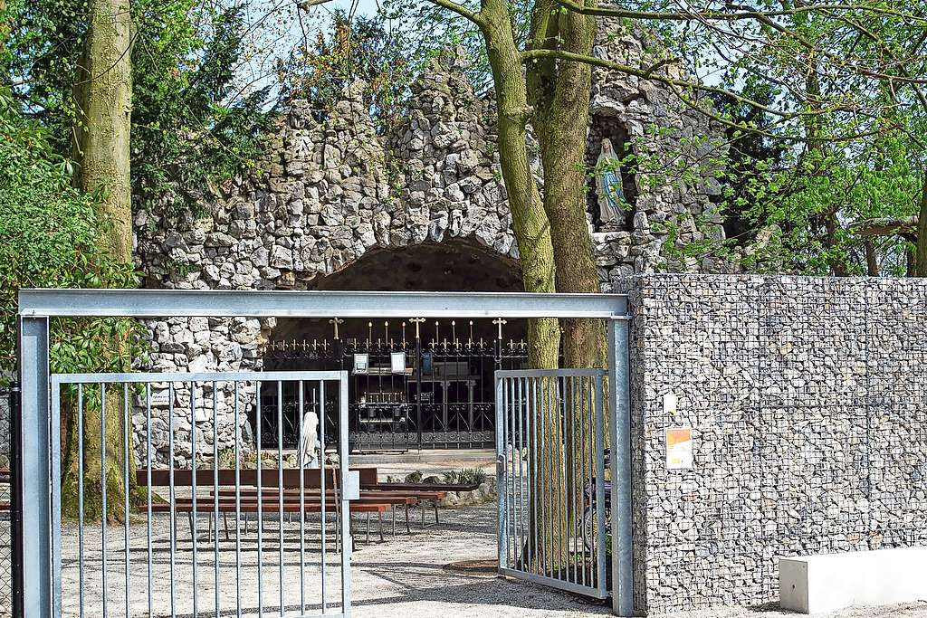 De Lourdesgrot in het Mariadomein in Brasschaat werd grondig gerestaureerd en in 2018 opnieuw ingewijd. © Mariadomein