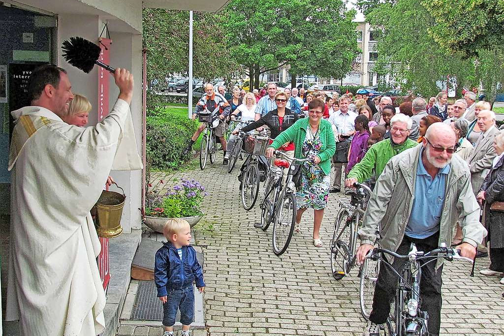 Priester Herman Augustyns enkele jaren geleden tijdens een fietswijding in Sint-Anna-ten-Drieën. © Erik Balbaert
