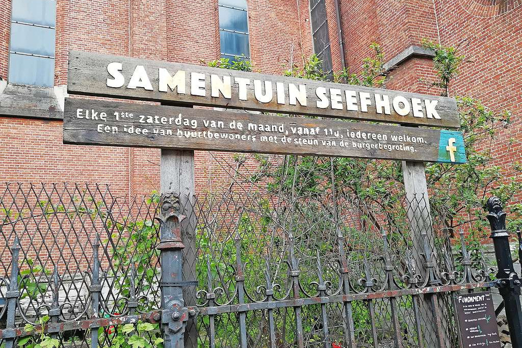 De Samentuin Seefhoek aan de Sint-Amanduskerk is een concreet voorbeeld van ecologisch handelen. © Lea Verstricht