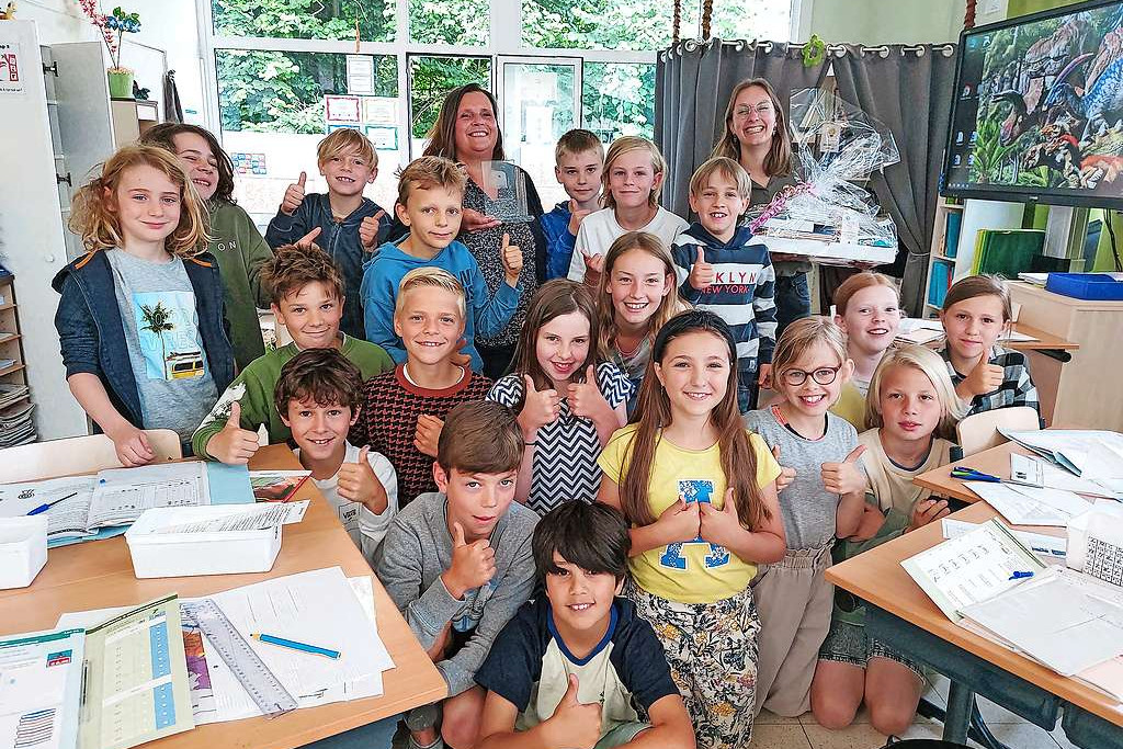 Ann S’Jegers omringd door kinderen die ze als zorgleerkracht bijstaat in De Parel in Lichtaart. © Lydie Verschueren