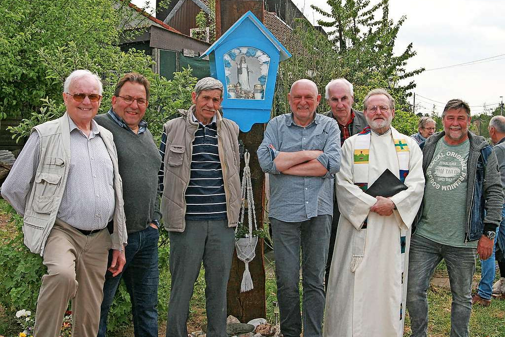 Staf Carens (links) en de Vrienden van Bergom bij de Mariakapel aan de Oude Baan. © Staf Carens