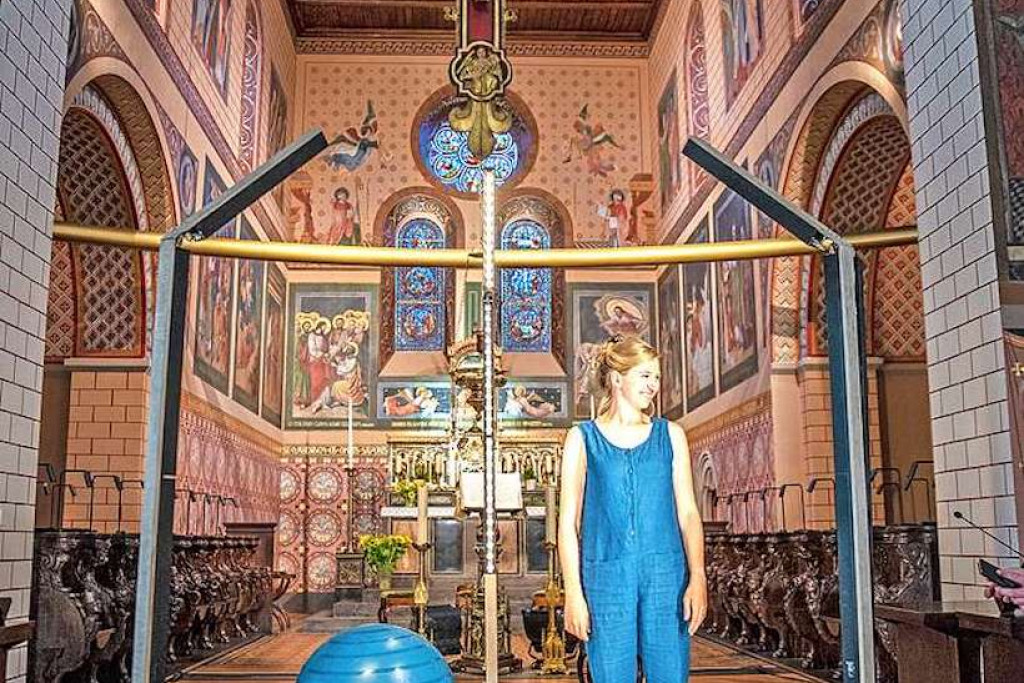 Elena Peeters brengt Bidboek vanonder een ‘stolp’ zoals die waarin Maria vaak staat. © Bert Assia