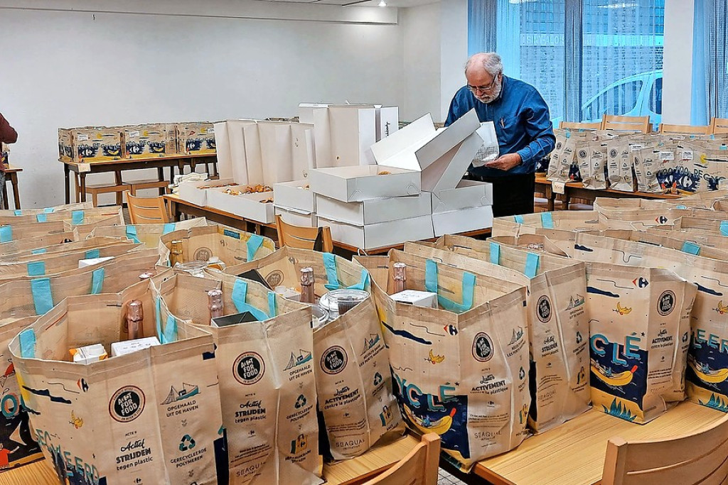 Vrijwilligers van diverse christelijke gemeenschappen zetten de pakketten klaar. © Dirk Van de Poel