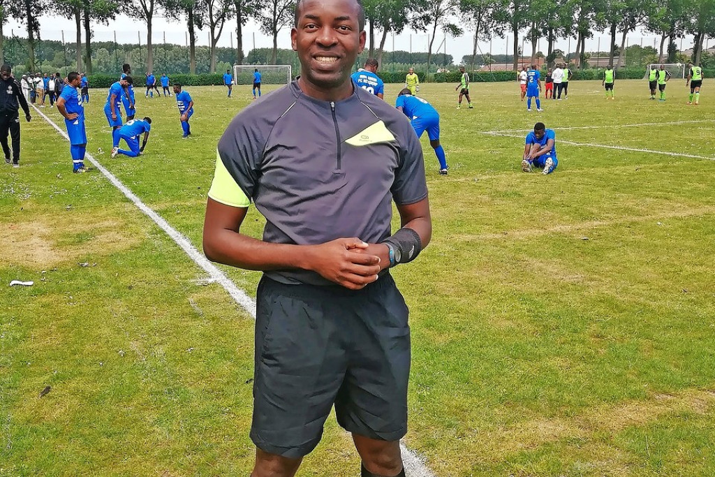 Emmanuel Ikeobi maakt zich klaar voor een wedstrijd. © Emmanuel Ikeobi