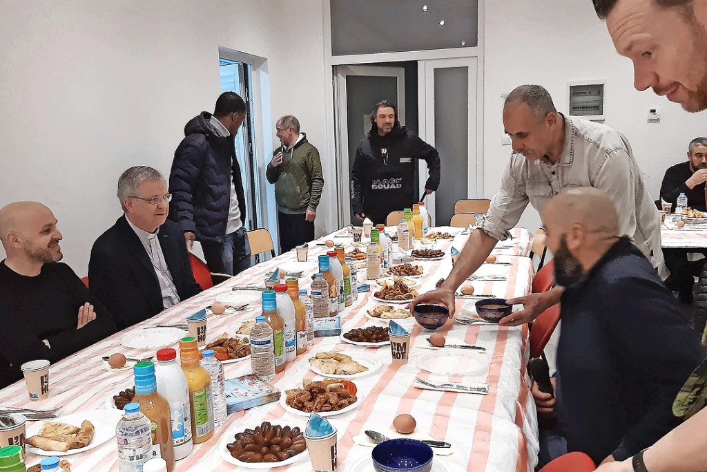 Bisschop Johan Bonny vorig jaar bij een iftar. © Bisdom Antwerpen