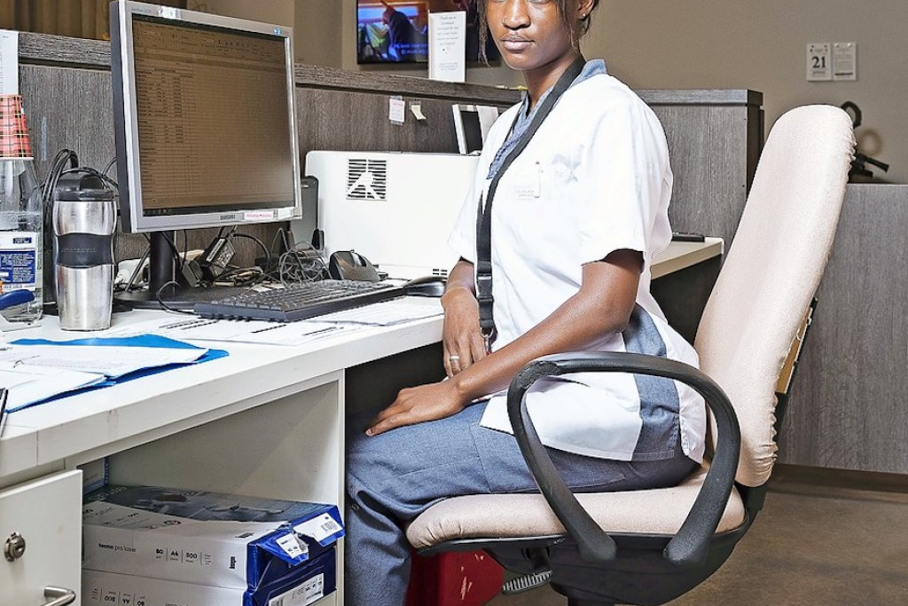 ‘Het gelaat van Antwerpen’ toont het verschil tussen de blanke bewoners en het vaak gekleurde personeel. © Philippe Verhoeven