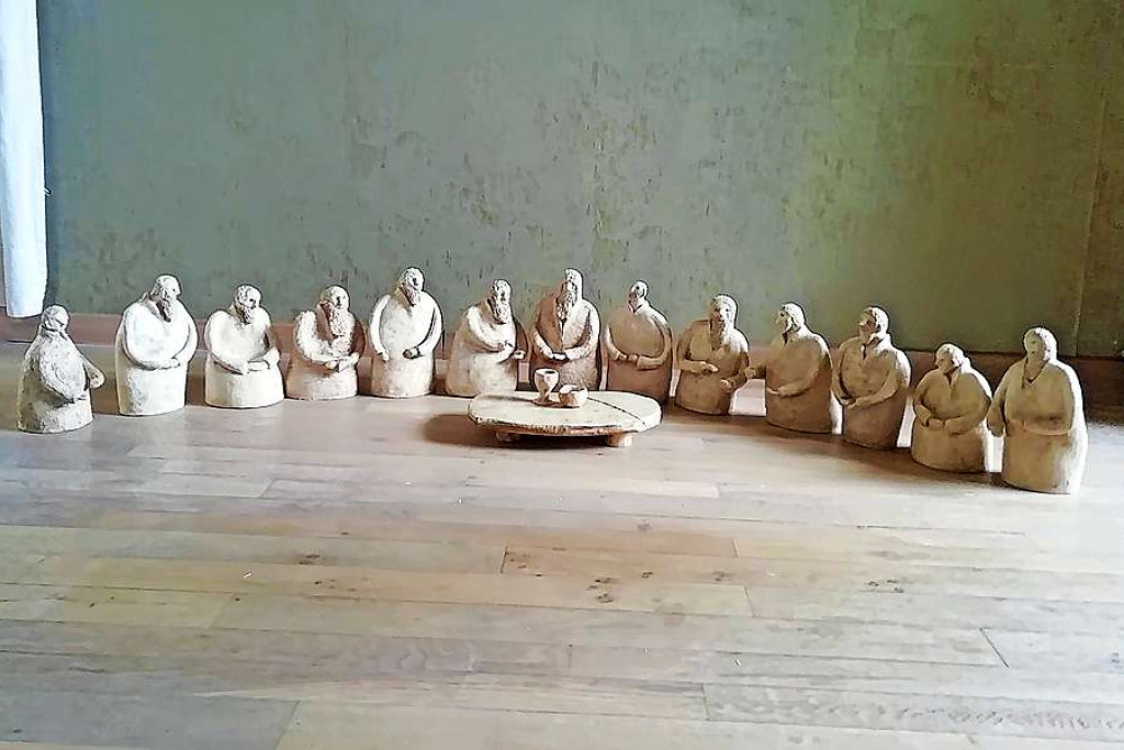‘Het laatste avondmaal’ is een van de tentoongestelde keramiekwerken van de hand van Lutgart Peeters. © Lutgart Peeters