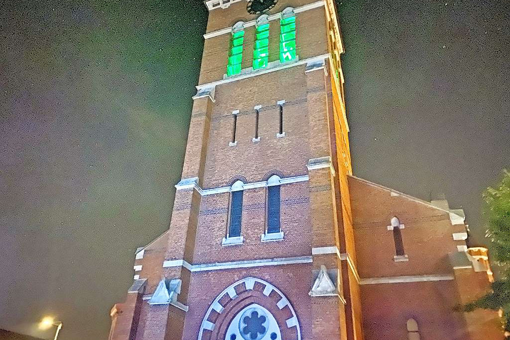 De twee grote klokken van de Sint-Niklaaskerk in Putte die werden gered, baden in een groen licht, de kleur van de hoop. © Filip Ceulemans