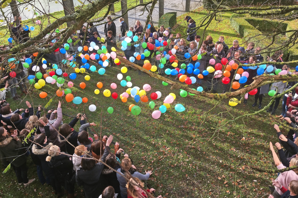 Elke ballon verwijst naar een minderjarige in een kwetsbare thuissituatie. © Liesbet Vancraeynest