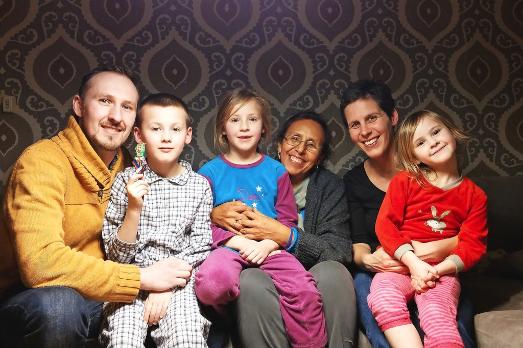 An Maes met haar gezin en Ligia, de Peruaanse gaste die tijdelijk bij hen verbleef. © Jan Maes
