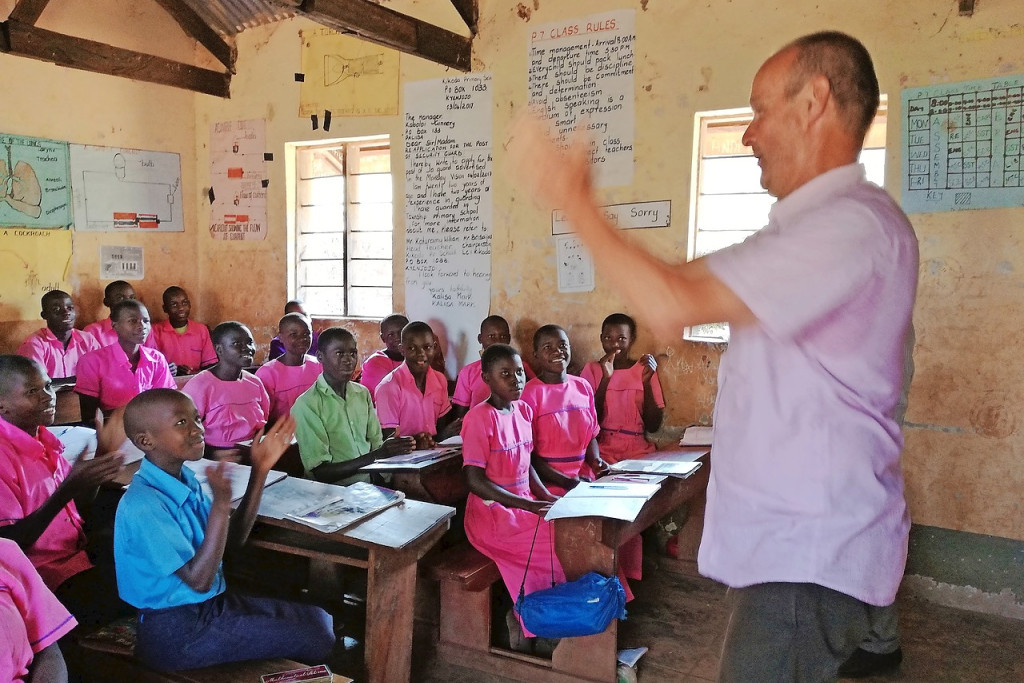 Als gewezen leerkracht vond José Tack het fijn in Uganda voor de klas te staan. © Gerda Coucke