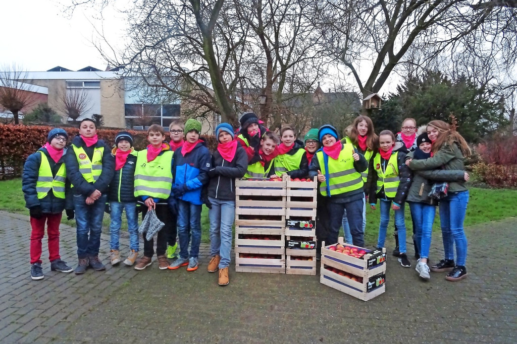 In Hooglede-Gits verkopen de vormelingen jaarlijks appels voor de missies. © Linda Maertens