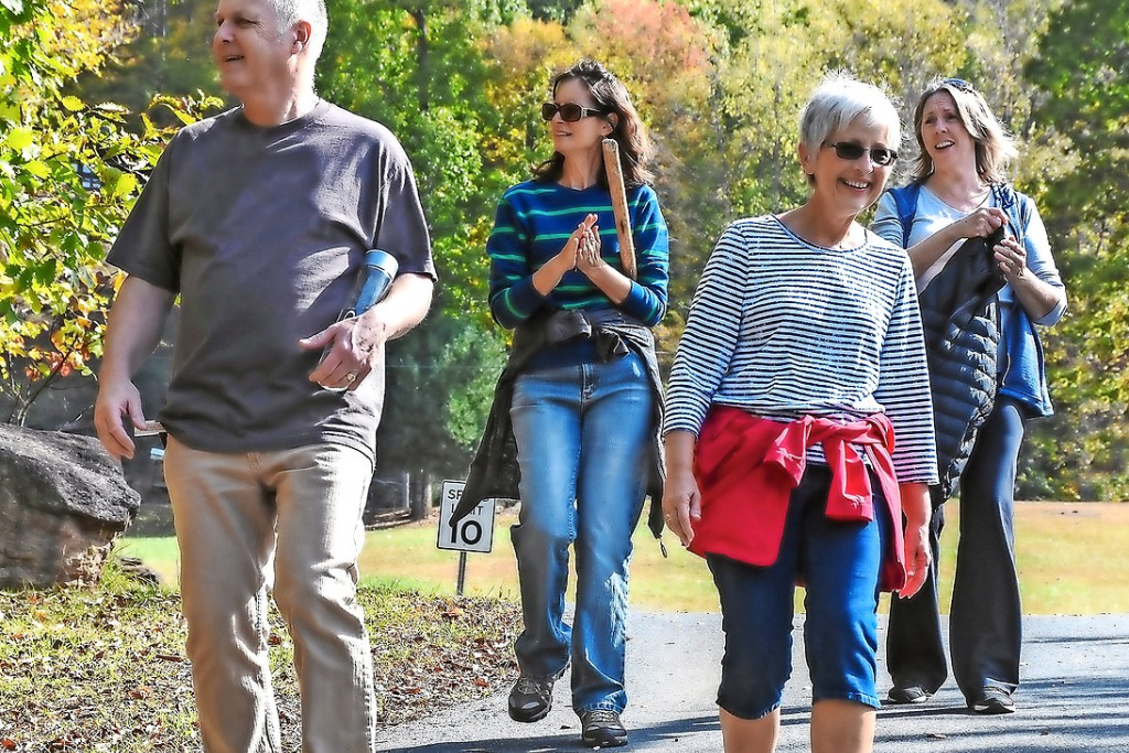 Al wandelend kunnen hulpbehoevende personen en hun mantelzorgers samen genieten. © Samana