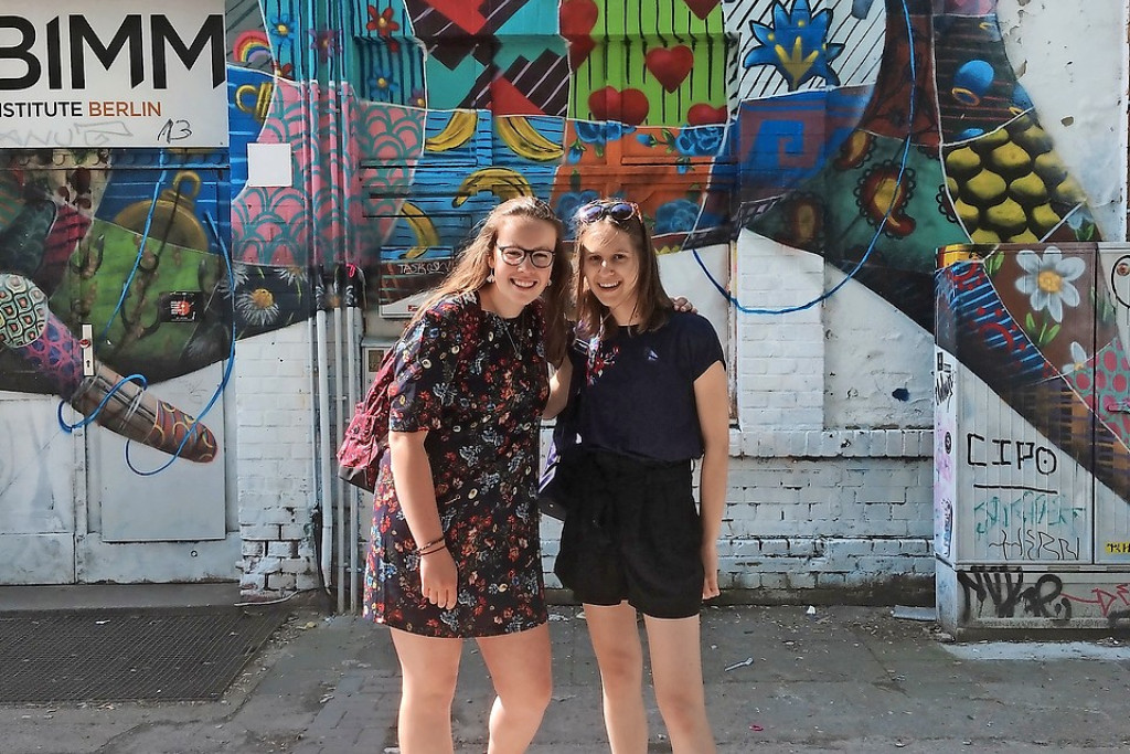 Lotte Verschaeve (rechts) met een van haar beste vriendinnen in Berlijn. © Ines Hinderyckx