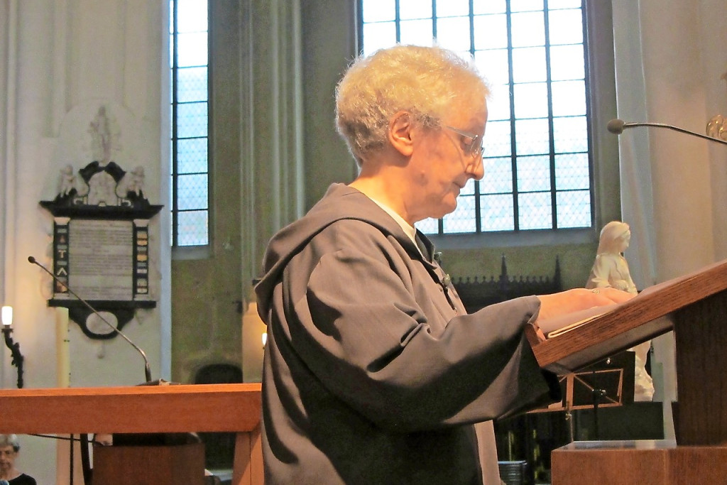 Zuster Caritas Van Houdt draagt een van haar teksten voor. © Mieke Dejonghe