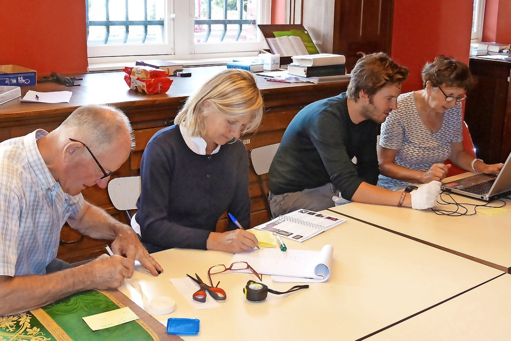 Elk voorwerp komt eerst terecht op een papieren lijst, waarna het in de computer wordt ingegeven. © Dekenaat Avelgem