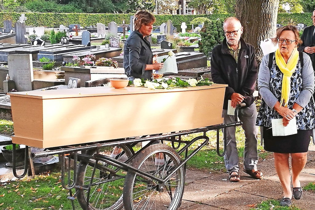 Soms vergezelt Bernard Vanwildemeersch de aalmoezeniers bij een uitvaart. © Jeroen Van Hijfte