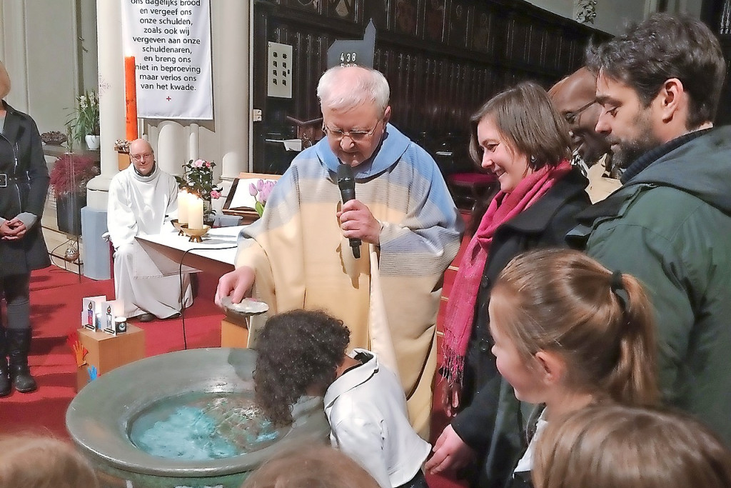 Amila is een van de kinderen die werden gedoopt in de abdijkerk in Steenbrugge. © Peter Mergaert