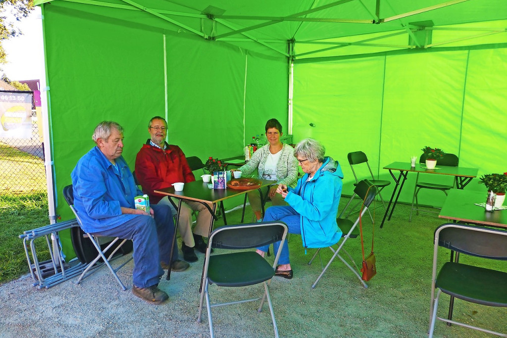 Vrijwilligers onthalen de bezoekers met koffie een attentie. Soms zit de tent afgeladen vol, soms is het er stil. © Chris Ooghe