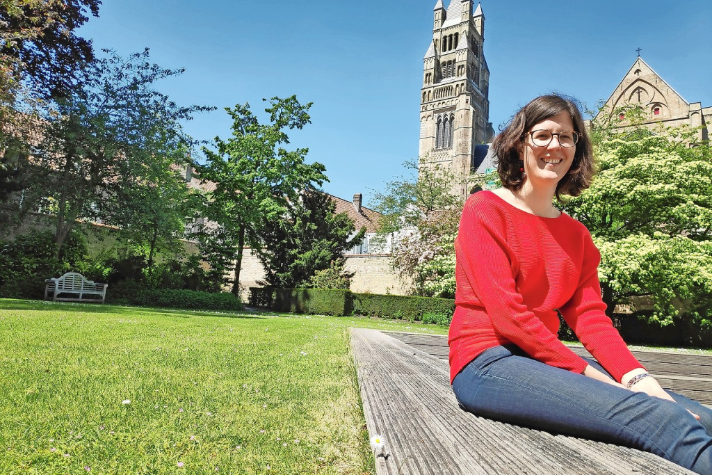 Marieke VanderSchaeghe houdt indien nodig de kerk in het midden. © Tonia Noterman