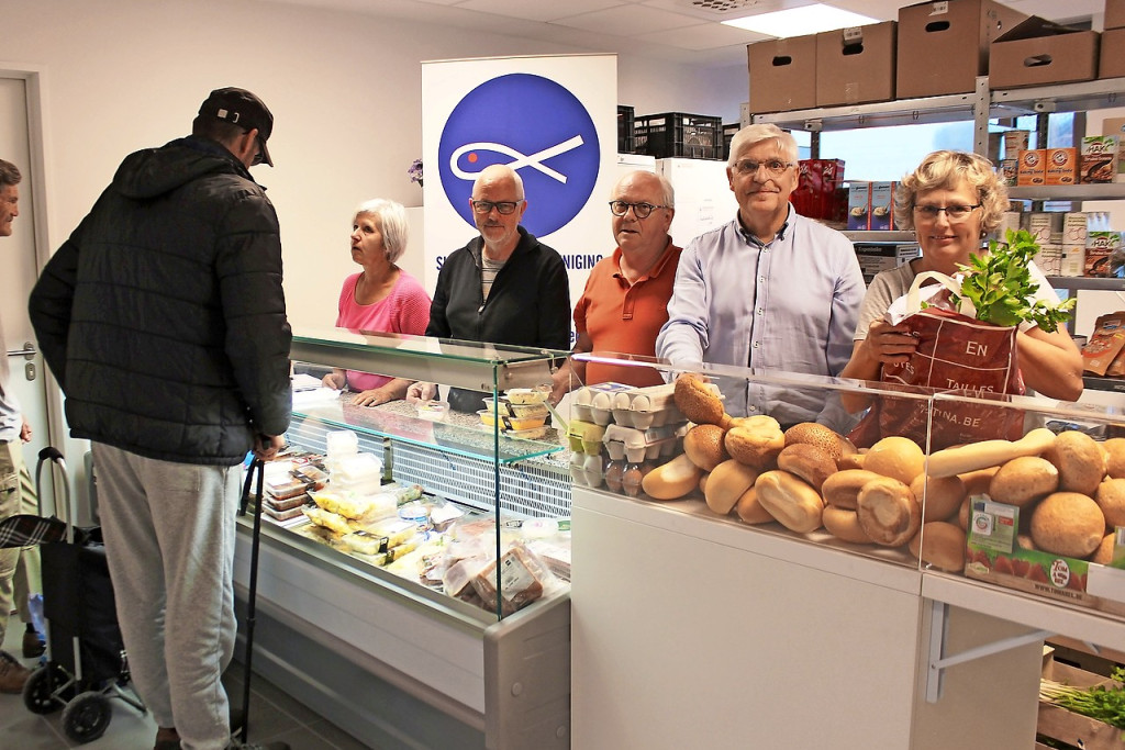 Dankzij de nieuwe koelvitrine worden alle voedingswaren mooi uitgestald. © Jos Desmeth
