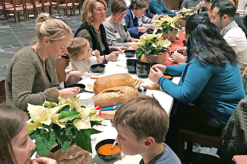 Na het gebedsmoment is er in de kerk een maaltijd met soep en brood. © Lynn Muylle