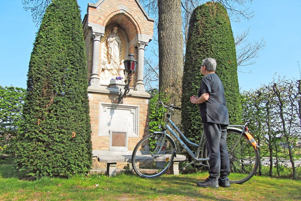 Mieke De Jonghe bij een Mariakapel in Ver-Assebroek. © Pastorale eenheid Sint-Trudo Assebroek