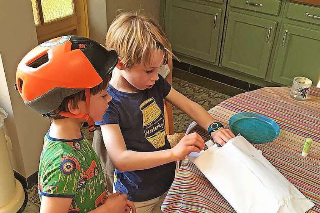 Kleinkinderen zijn blij met elke attentie die ze ontvangen van hun grootouders. © Daan Sanders