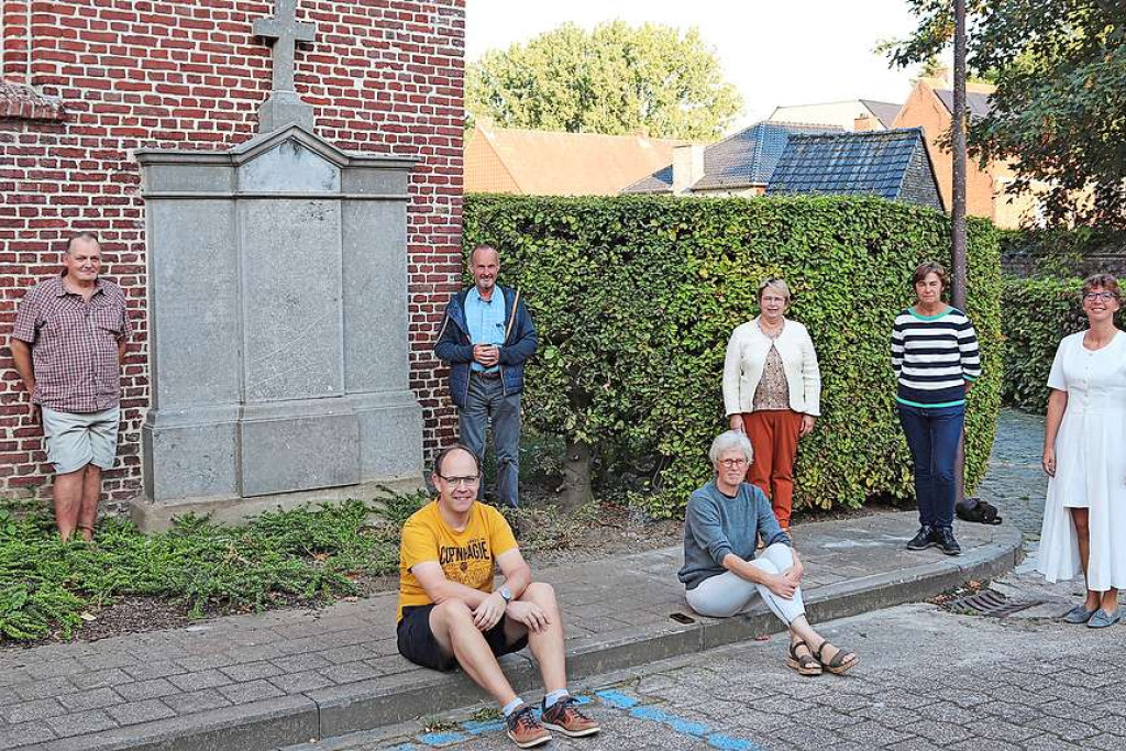 De initiatiefnemers bij de gedenkplaat voor de overleden benedictinessen aan de Sint-Brixiuskerk. © Heemkundige kring