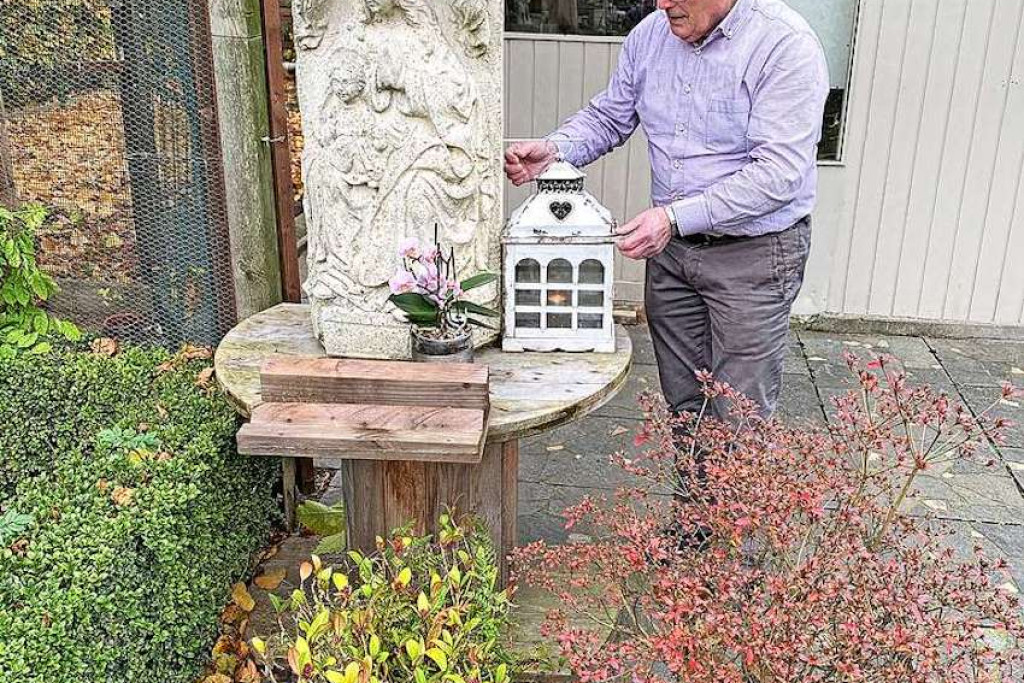 Dagelijks houdt Joris Ocket even halt bij het Mariabeeld in de tuin. © Eveline Sap