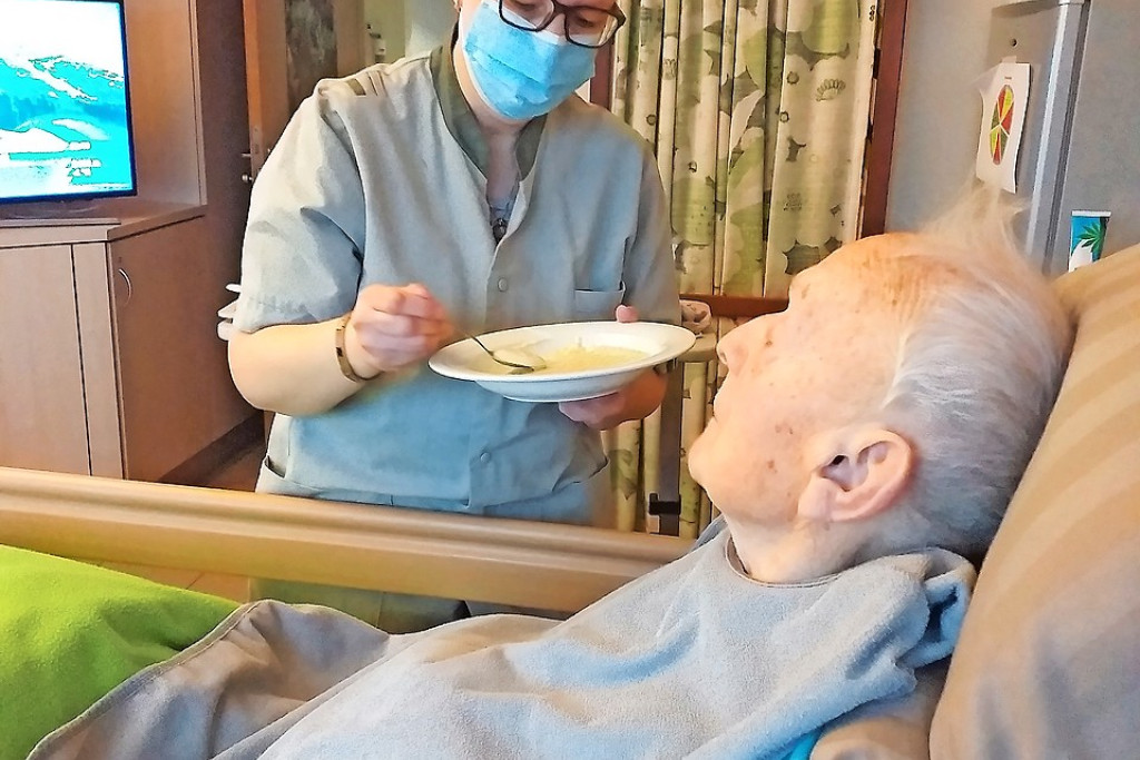 Helpen bij de bediening van de maaltijden is een van de talrijke taken. © Sofie Vanderplancke