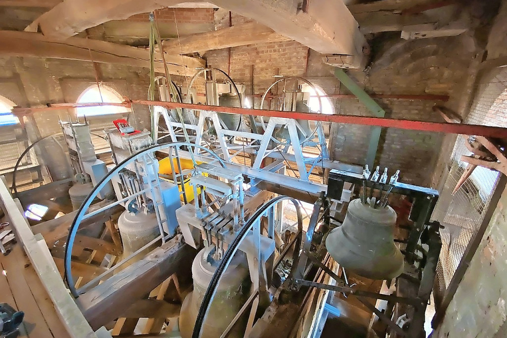 Vorig najaar werden de vijf klokken geïnstalleerd in de toren van de dekenale kerk in Waregem. © Brecht Crabeels