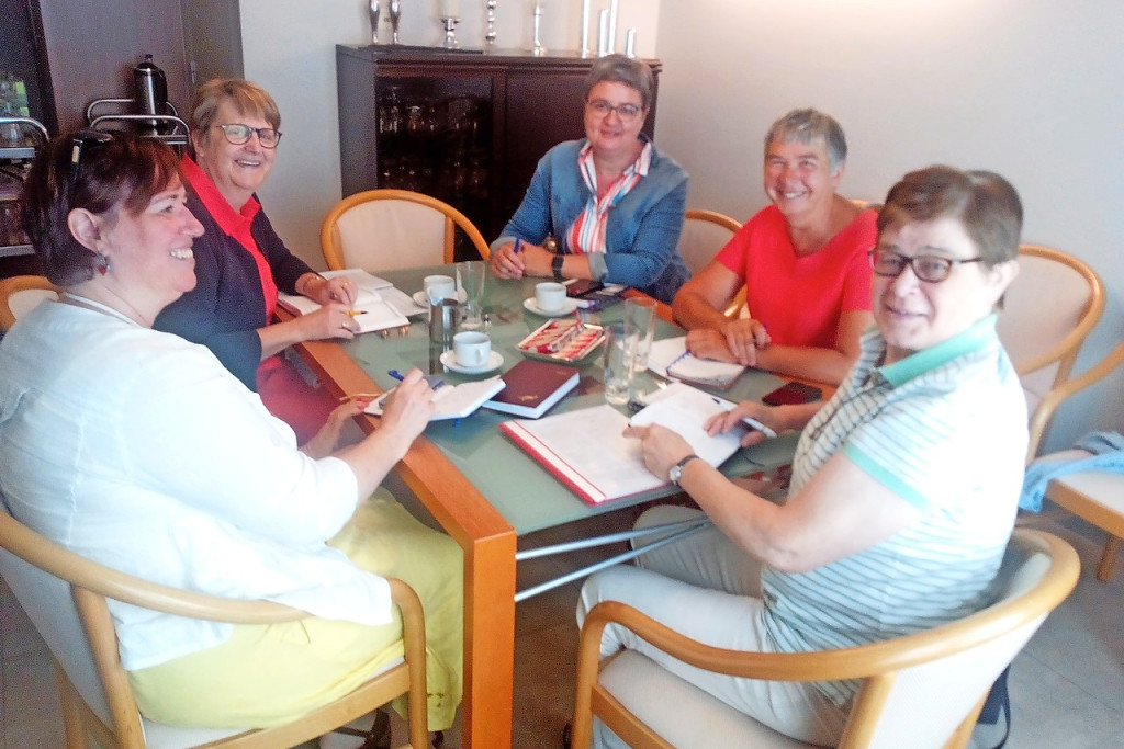 De begeleiders in overleg met zuster Katleen Vercaempst, die wachtdienst doet. © Trui Coeman