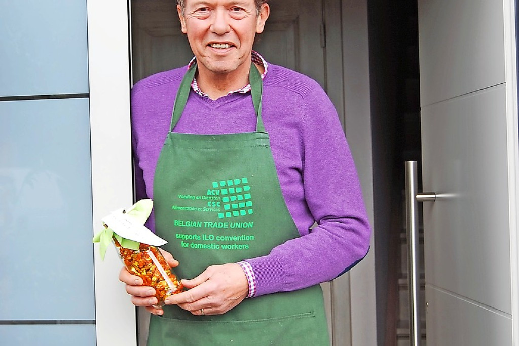 Vrijwilliger Jef Cattebeke krijgt het bezoek van een regionale medewerker. © An Maes