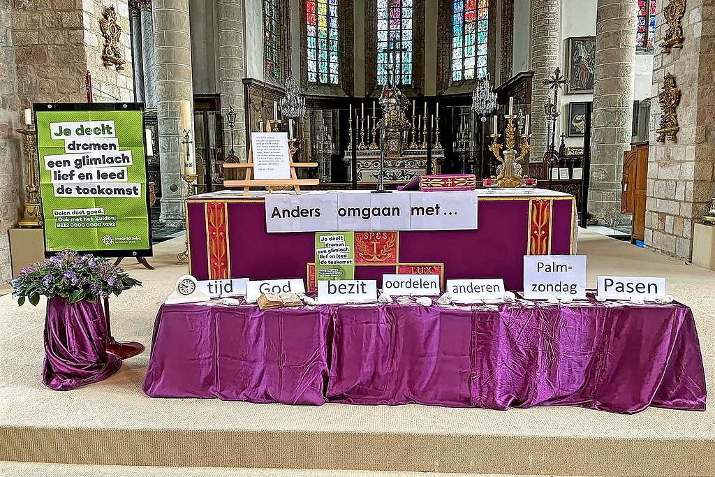 Ook in de Sint-Bertinuskerk in Poperinge kunnen bezoekers even stilstaan. © Miguel Dehondt