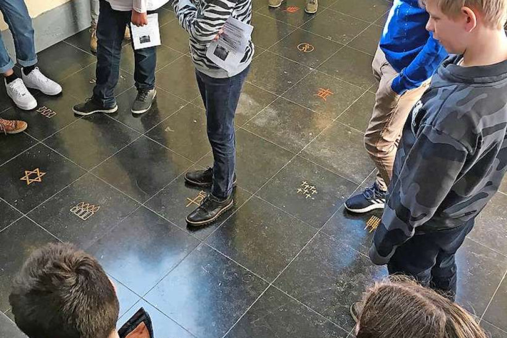Ook bij de vormelingen spreekt de kunstvloer tot de verbeelding. © Parochie Sint-Kruis Brugge