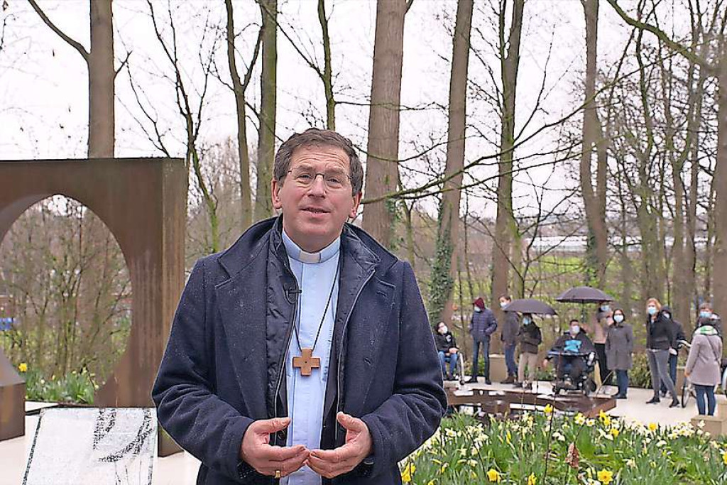 Voor de opname van de paasboodschap trekt de bisschop naar de Stille Bron van Dominiek Savio in Gits. © Jens Steenwinckel
