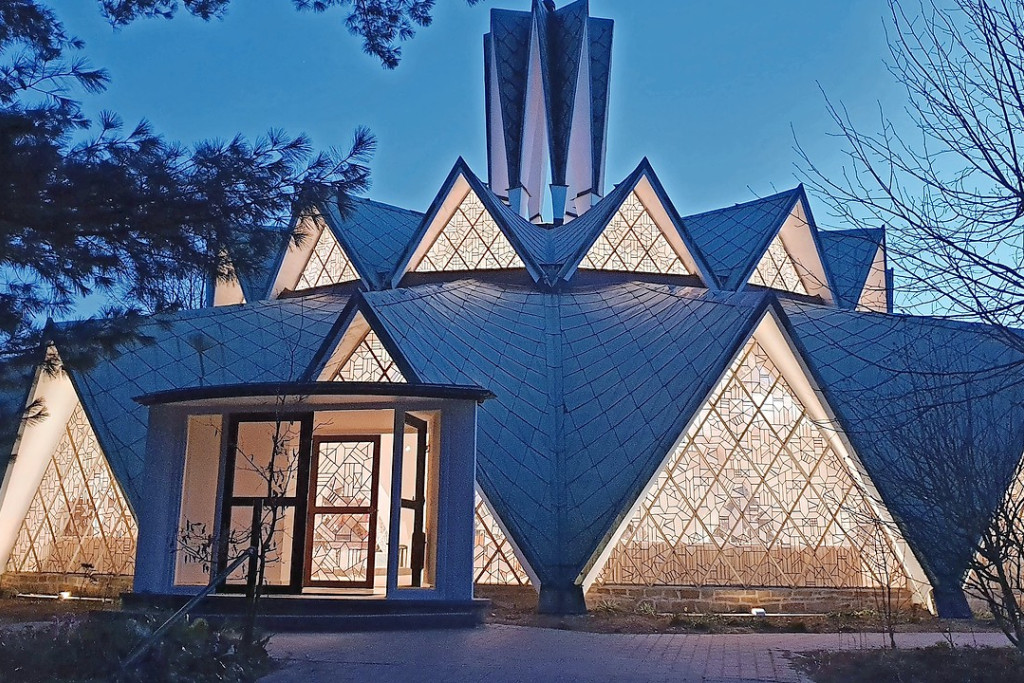 Van zodra mogelijk wordt de Verrijzeniskerk in Kortrijk feestelijk ingehuldigd. © Bart Cosaert