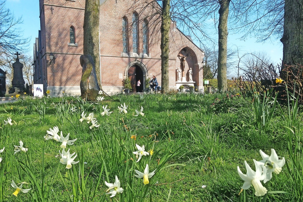 De open deur van de kerk nodigt voorbijgangers uit even halt te houden. © Mieke De Jonghe