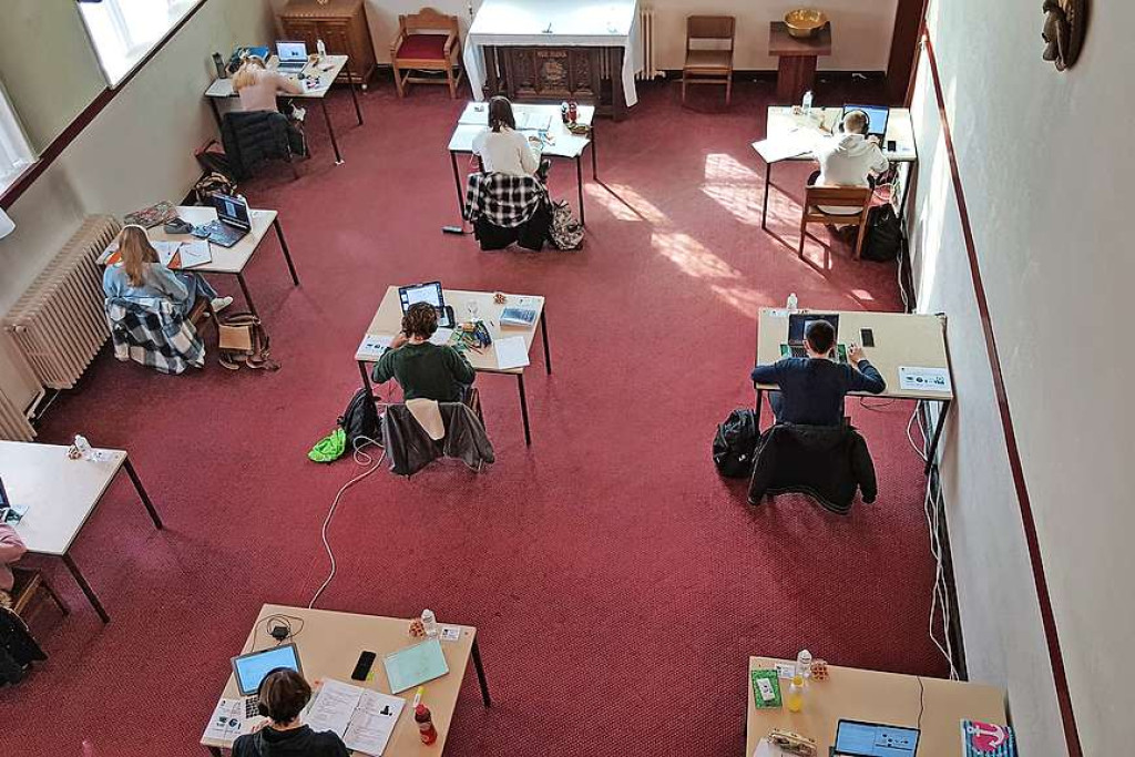 De studenten beschikken over een eigen tafel die ze vooraf moeten reserveren. © Mickael Verbeke