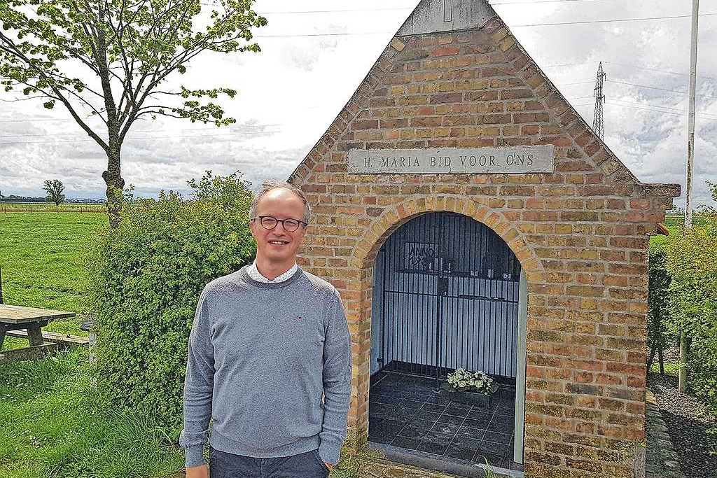 Bart Laleman bij een veldkapel in Beerst: „Bij Maria kan ik altijd terecht.” © Bart Laleman