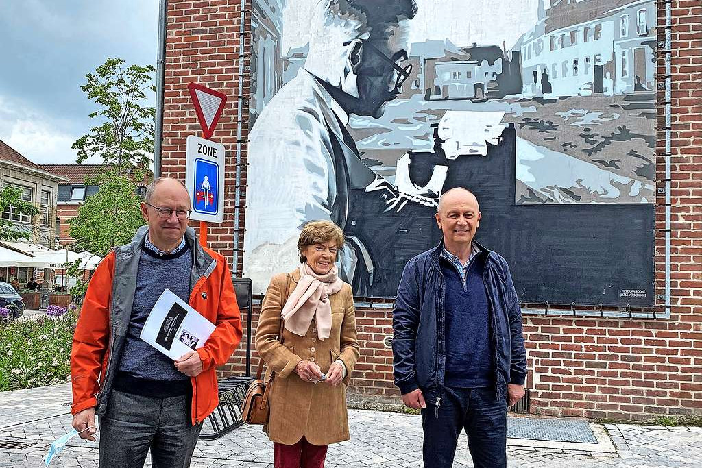 Van links naar rechts: Frank Baert, Leentje Vandemeulebroecke en Karel Baert, de kleinkinderen van Streuvels. ©Noël Maes