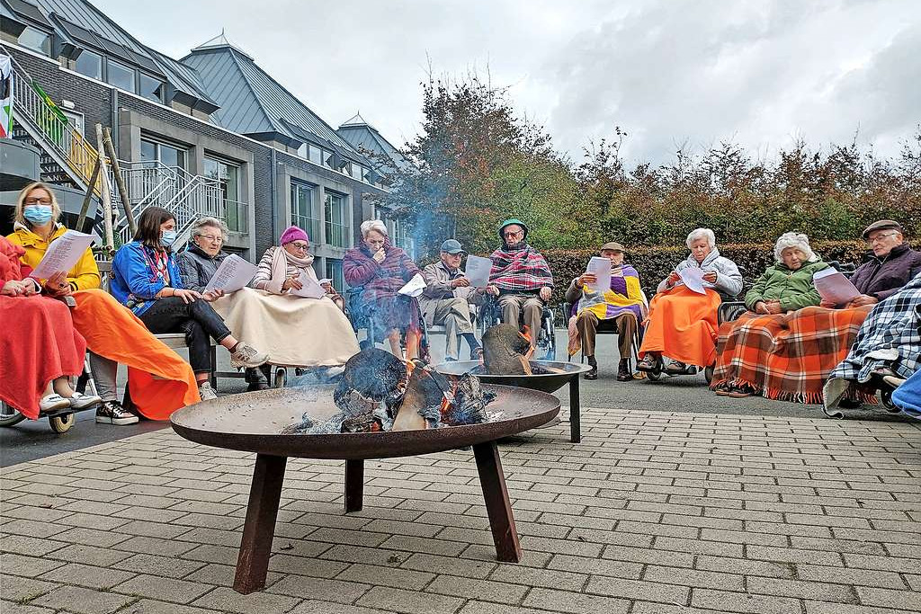Jongeren bezochten bewoners tijdens de Dag van de Jeugdbeweging. © Wzc Westervier