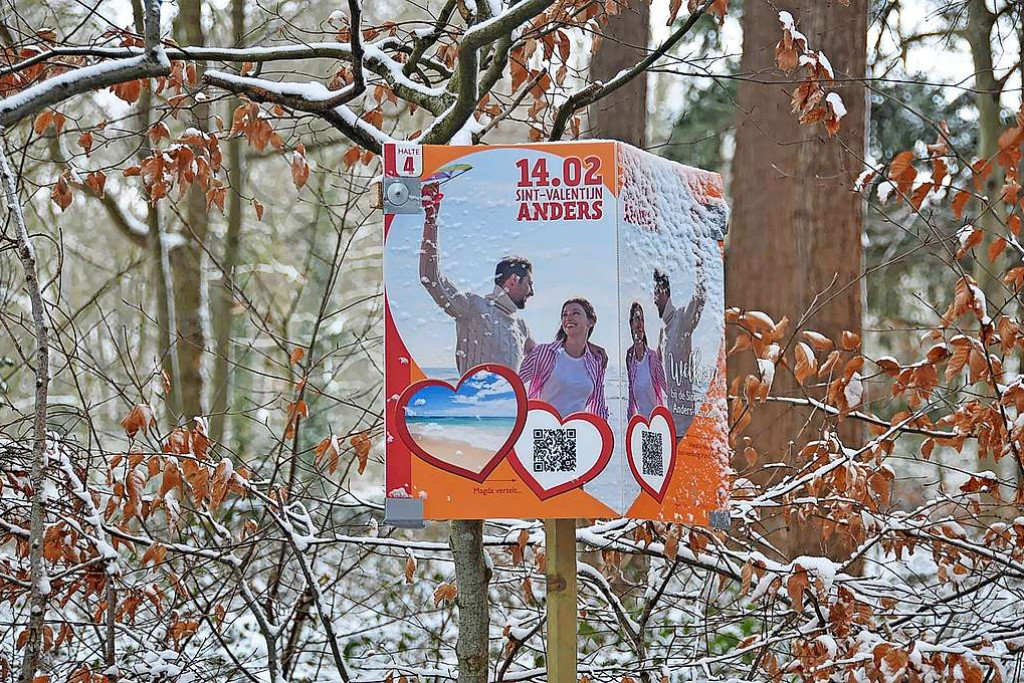 Wandelaars kunnen makkelijk getuigenissen bekijken en beluisteren via een QR-code. © Siska Mulier
