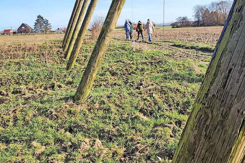 Al wandelend wisselden de zorgpastores van gedachten met elkaar, maar een deel van de tocht verliep in stilte. © Jan Rossaert