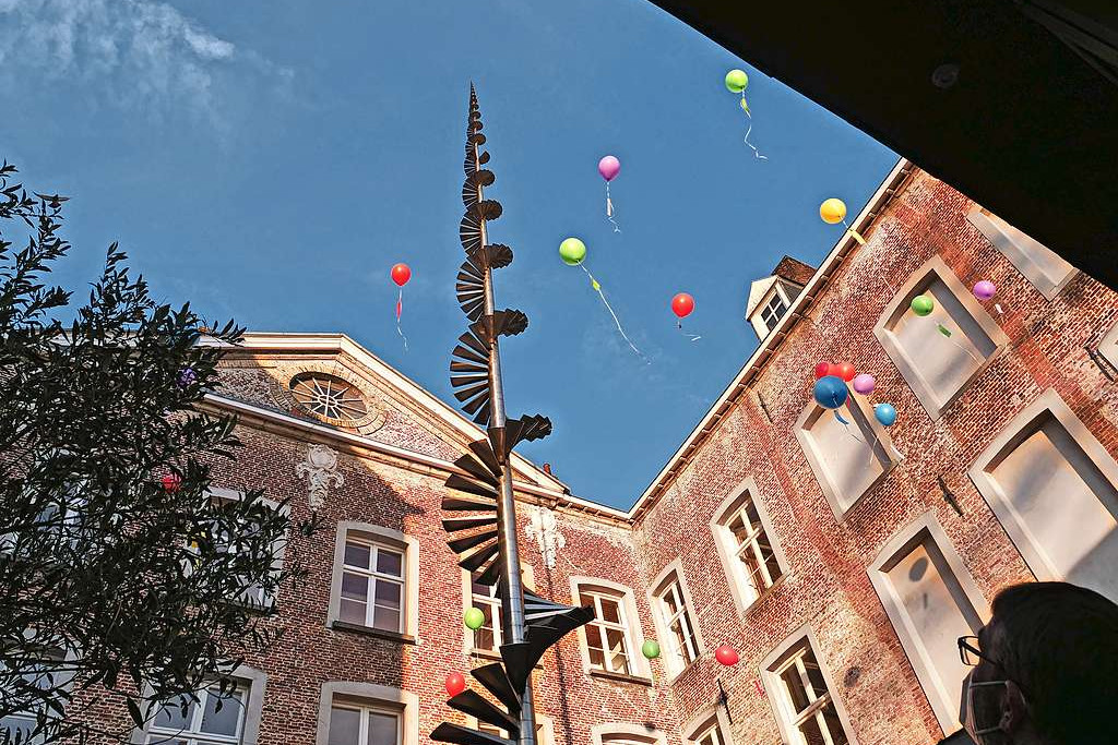 Om de verwachtingen kracht bij te zetten, worden ballonnen opgelaten. © Michiel Van Mulders