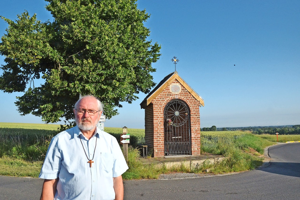 Diaken Jan Reynaert bij een van de Mariakapellen die Sint-Denijs rijk is. © Jan Reynaert